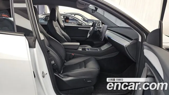 Tesla Model Y — Фото автомобиля 11
