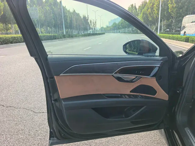 Audi A8 — Фото автомобиля 12