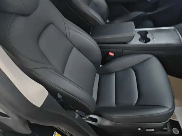 Tesla Model Y — Фото автомобиля 24