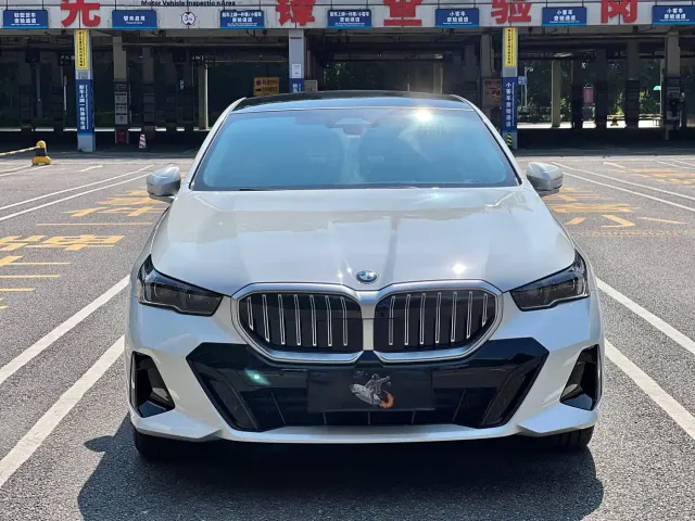 BMW 5 Series — Фото автомобиля 4