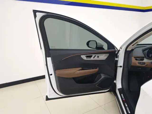 Hongqi E-QM5 — Фото автомобиля 7