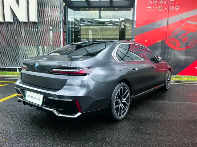 BMW BMW i7 2023 eDrive50L Leading M Sport Package — Фото автомобиля 12