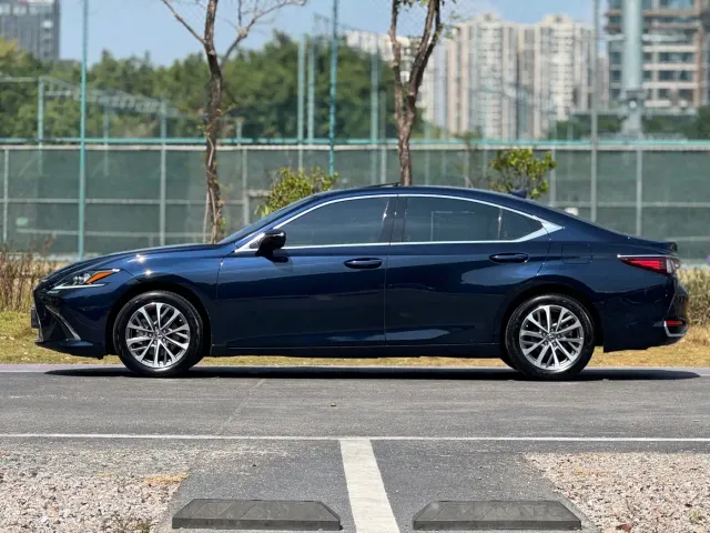 Lexus ES — Фото автомобиля 3