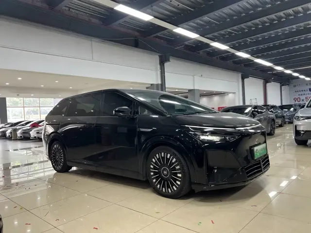XPeng XPeng X9 2026 Model Extended Range Base Version — Фото автомобиля 3
