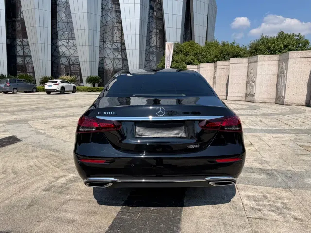 Mercedes-Benz E-Class — Фото автомобиля 4