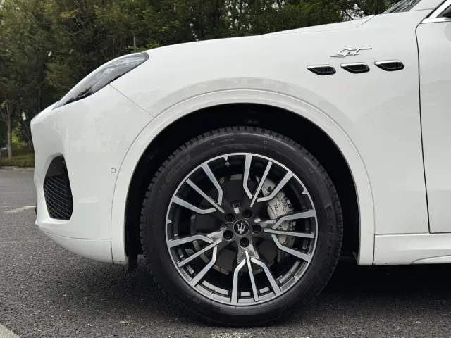 Maserati Grecale — Фото автомобиля 8