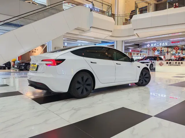Tesla Model 3 — Фото автомобиля 7