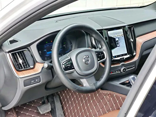 Volvo XC60 — Фото автомобиля 8