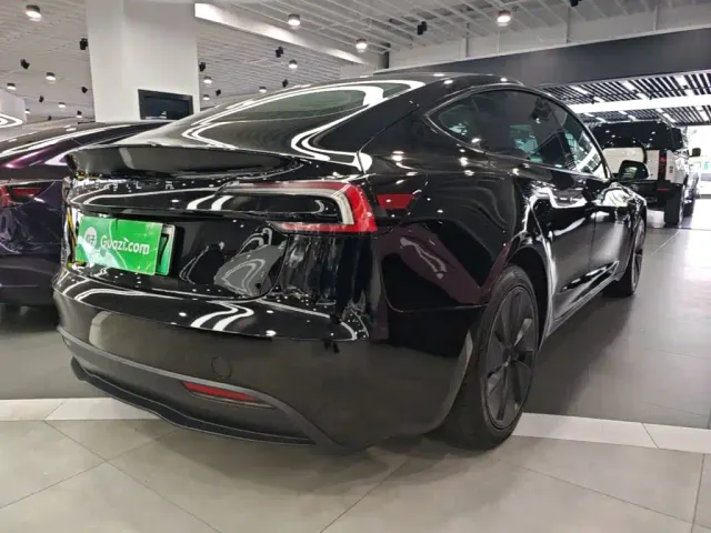 Tesla Model 3 — Фото автомобиля 6