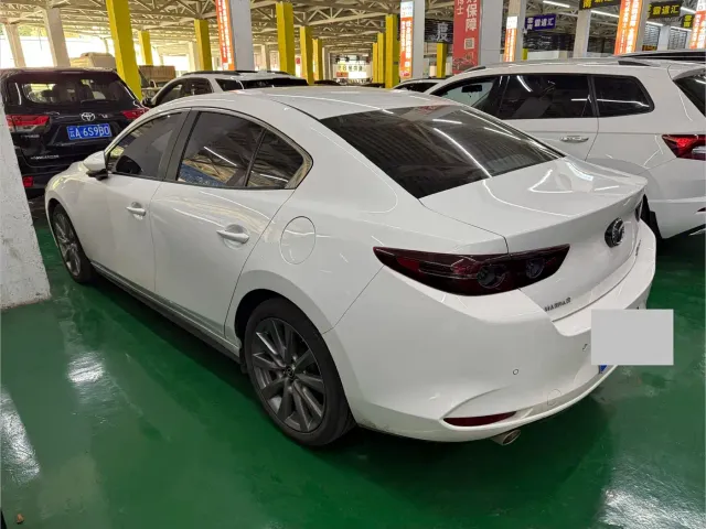 Mazda Axela — Фото автомобиля 4