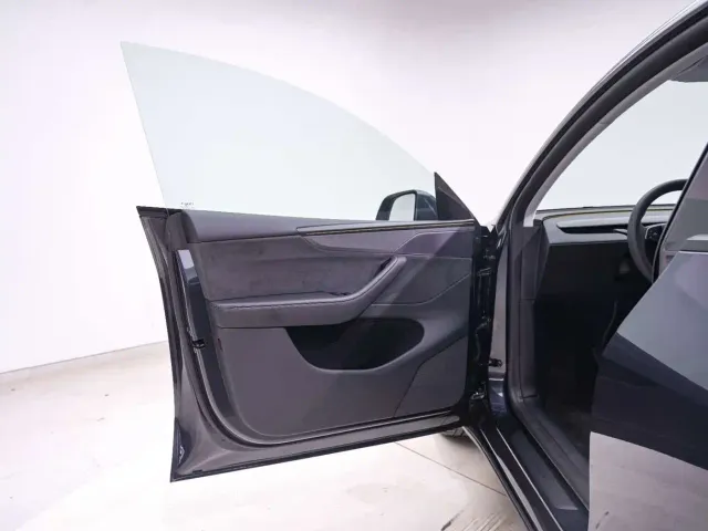 Tesla Model Y — Фото автомобиля 15
