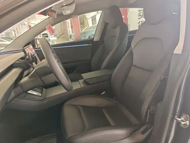 Tesla Model 3 — Фото автомобиля 14