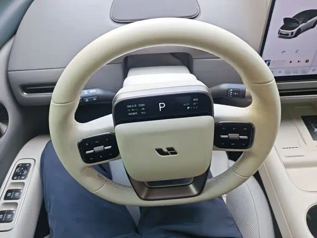 Li Auto i8 — Фото автомобиля 10