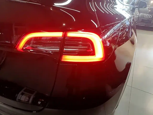 Tesla Model Y — Фото автомобиля 7