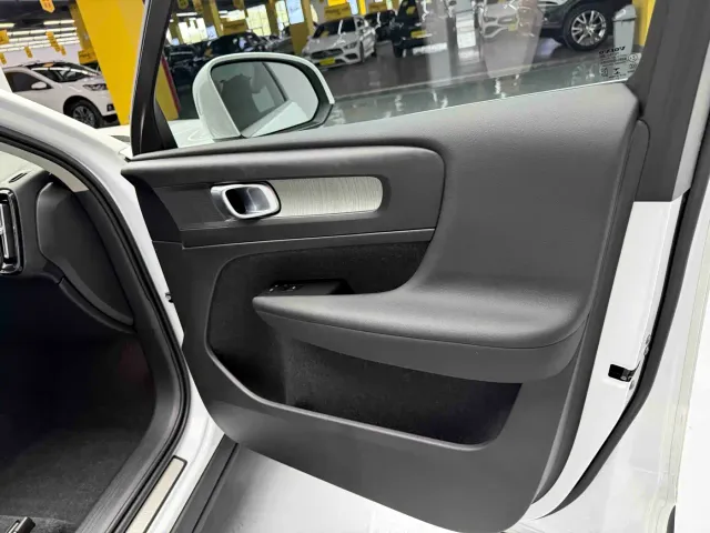 Volvo XC40 — Фото автомобиля 6