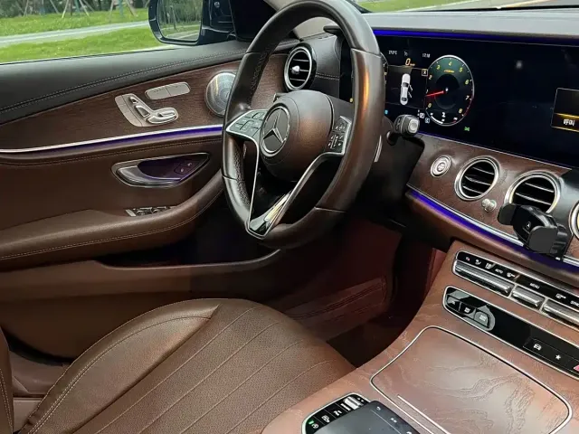 Mercedes-Benz E-Class — Фото автомобиля 5