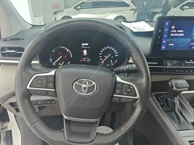 Toyota Granvia 2022 2.5L Hybrid Premium Edition — Фото автомобиля 10