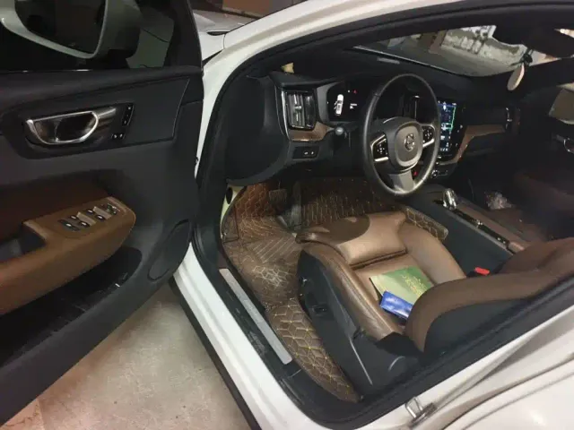 Volvo XC60 — Фото автомобиля 12
