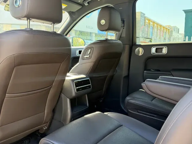 Li Auto L8 — Фото автомобиля 13