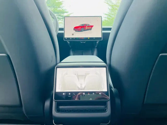Tesla Model 3 — Фото автомобиля 20