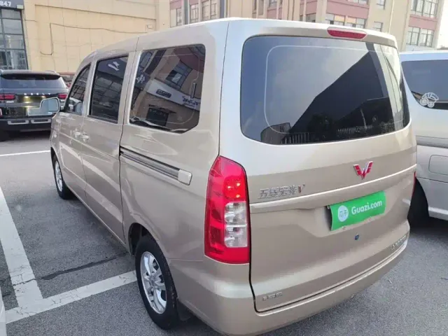 Wuling Hongguang V — Фото автомобиля 4