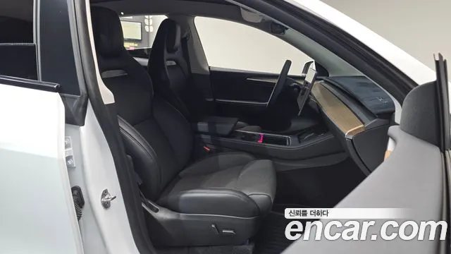 Tesla Model Y — Фото автомобиля 12