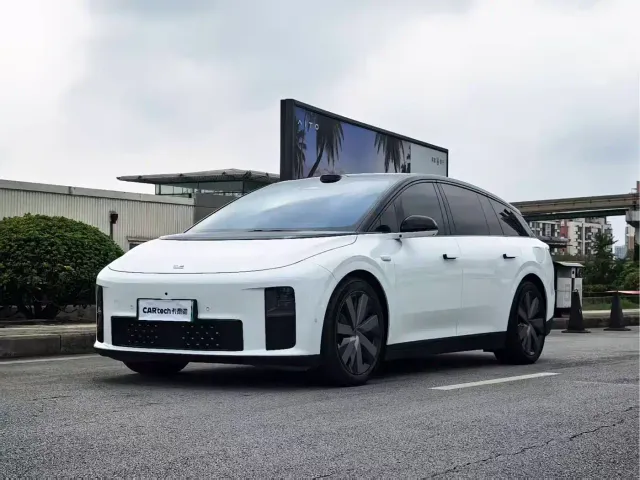 Фотография автомобиля — Li Auto i6