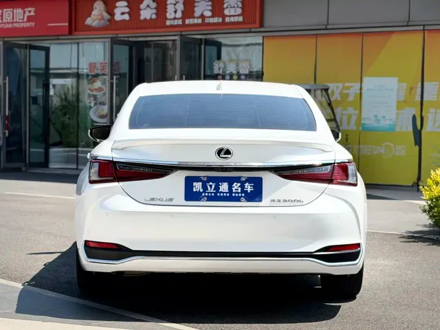 Lexus ES — Фото автомобиля 5