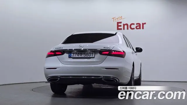 Mercedes-Benz E-Class — Фото автомобиля 4