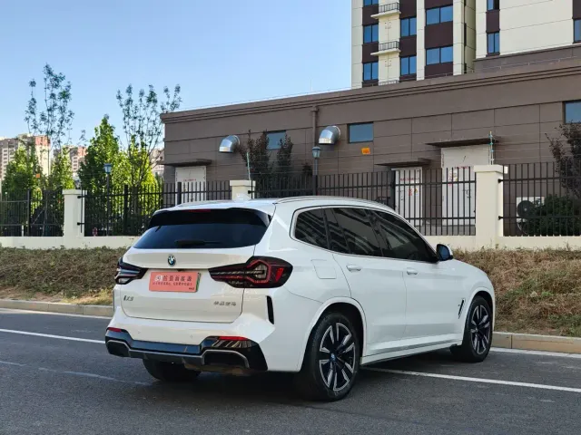 BMW iX3 — Фото автомобиля 5
