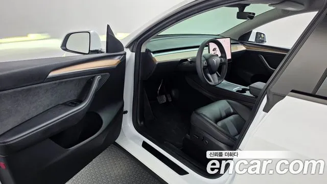Tesla Model Y — Фото автомобиля 15
