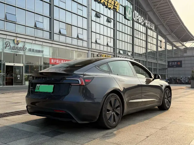 Tesla Model 3 — Фото автомобиля 6