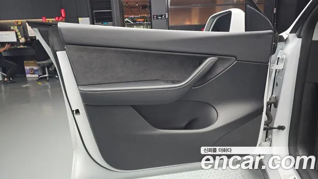 Tesla Model Y — Фото автомобиля 13