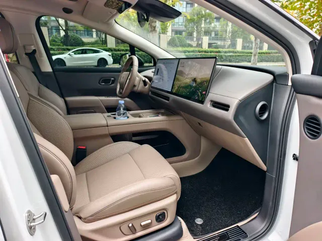 Li Auto i8 — Фото автомобиля 9