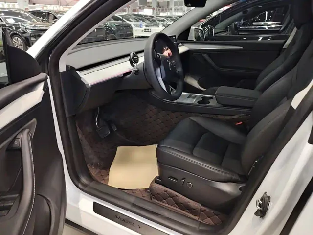 Tesla Model Y — Фото автомобиля 15