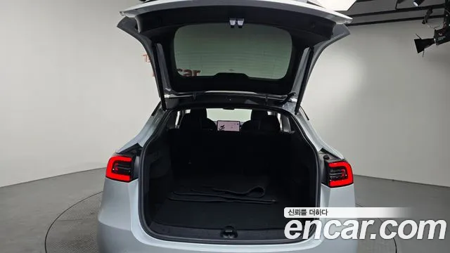 Tesla Model Y — Фото автомобиля 24