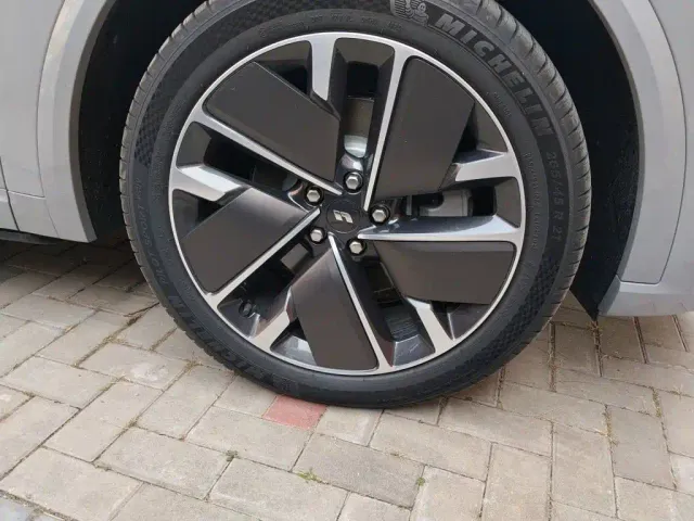 Li Auto L9 — Фото автомобиля 8