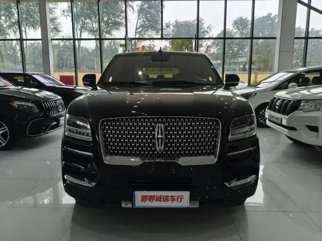 Lincoln Navigator — Фото автомобиля 2
