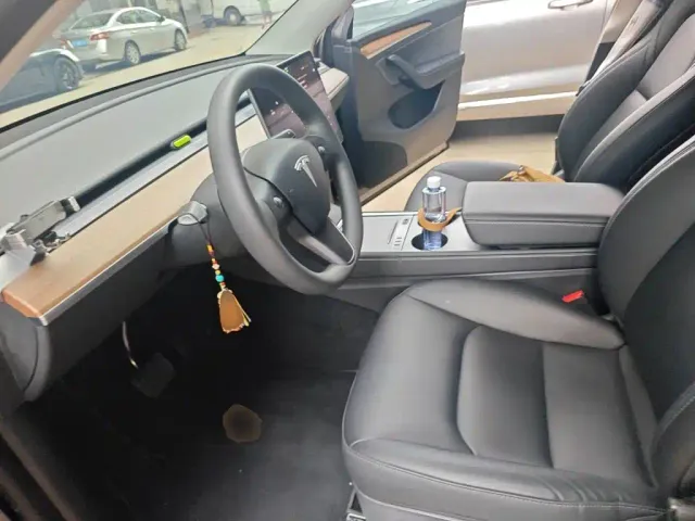 Tesla Model Y — Фото автомобиля 11