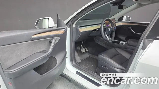 Tesla Model Y — Фото автомобиля 10