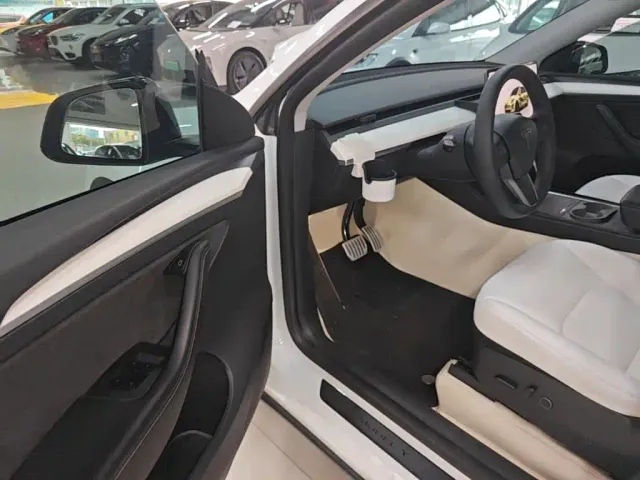 Tesla Model Y — Фото автомобиля 15
