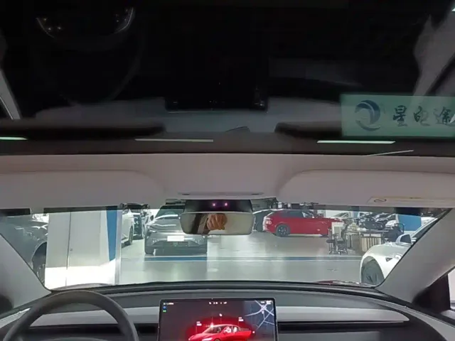 Tesla Model 3 — Фото автомобиля 17