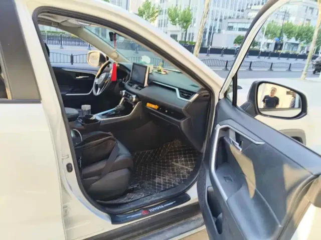 Toyota RAV4 — Фото автомобиля 13