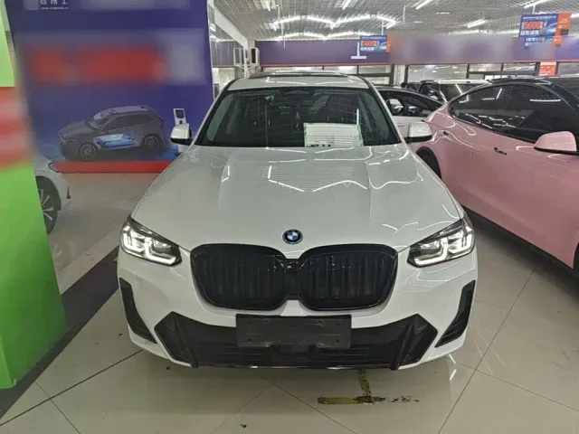 BMW iX3 — Фото автомобиля 2