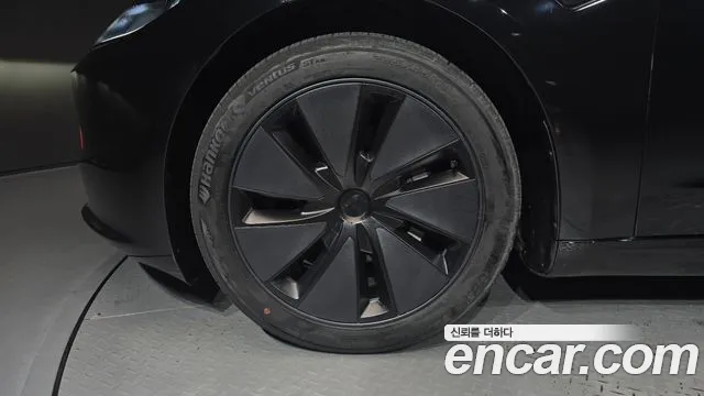 Tesla Model 3 — Фото автомобиля 5