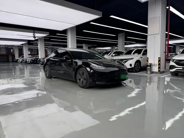 Tesla Model 3 — Фото автомобиля 3