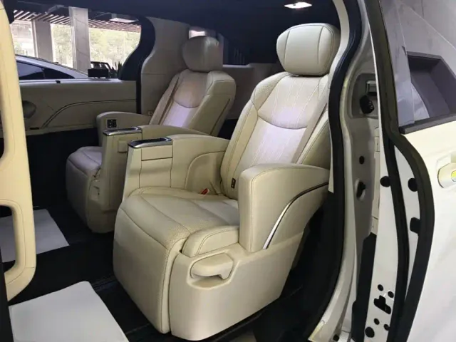 Toyota Sienna — Фото автомобиля 16