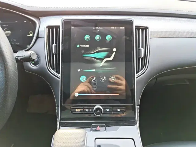 Roewe i6 MAX EV — Фото автомобиля 12