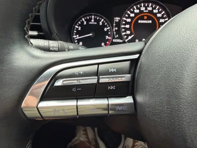 Mazda Axela — Фото автомобиля 12