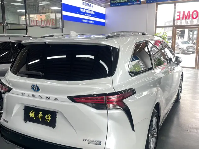 Toyota Sienna — Фото автомобиля 9